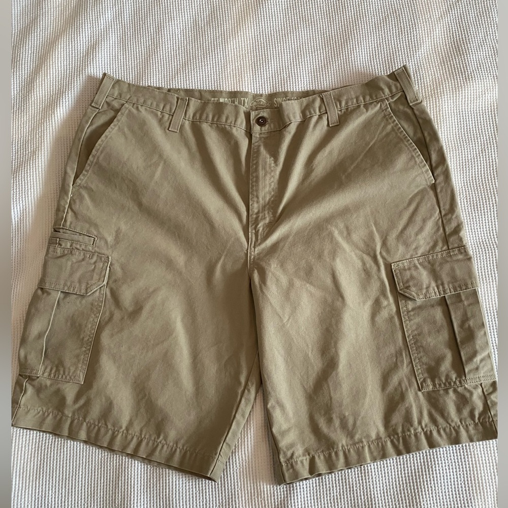 Dickies relaxed fit kaki tan men’s cargo shorts. Size 40.